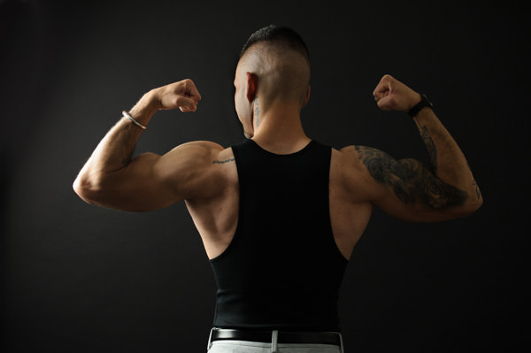 Shooting solo homme au studio