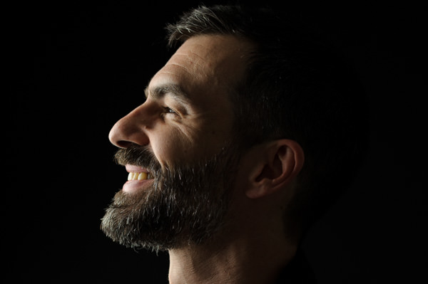 Shooting photo solo homme au studio
