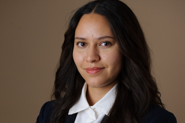 Shooting solo portrait professionnel femme au studio