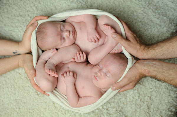 Séance photos de naissance de jumeaux au studio