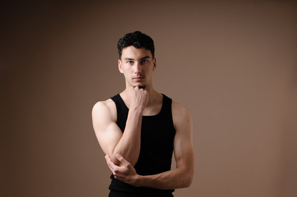 Shooting solo homme au studio