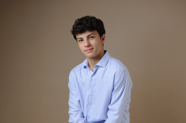 Shooting solo jeune homme au studio