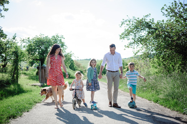 Photographe de famille avec leur chien