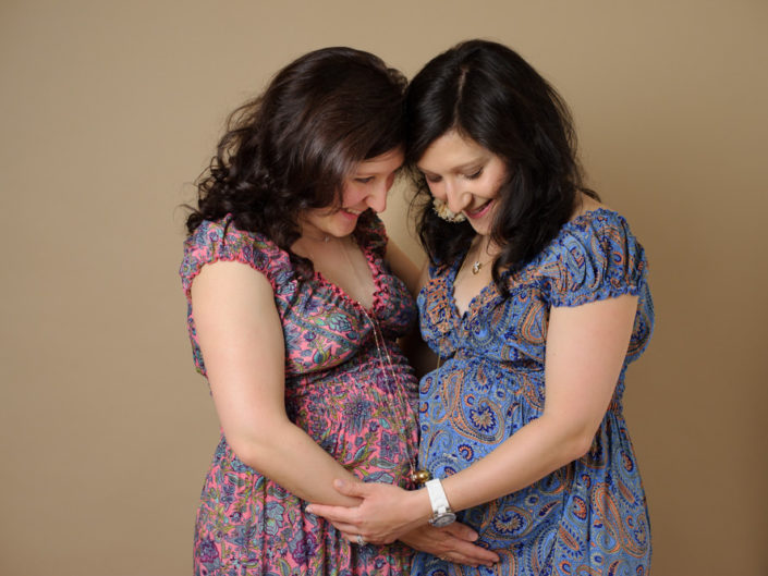 Séance photos de grossesse entre soeur au studio