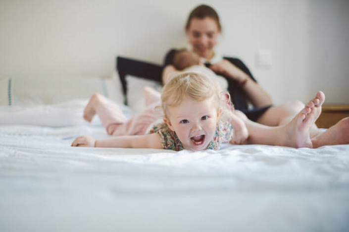 Séance photos de famille à domicile, enfant entrain de rire et de s'amuser - ValOrel Pohotgraphe